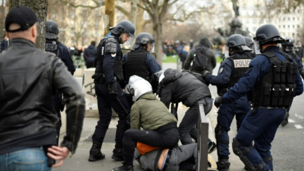 צפו: בכיר בממשלת צרפת מכה מפגין