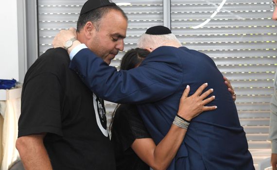 הנשיא ניחם את משפחת הלוחם: "הילד שלכם הגן על כולנו"
