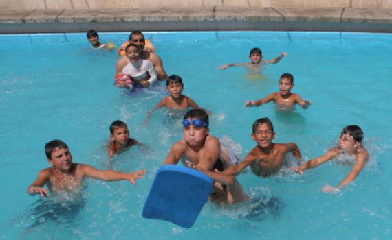 אסור לישוב דתי לייעד שעות שחיה מעורבת לחילונים