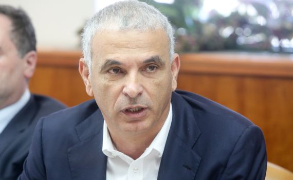 כחלון משיב אש: "אתם יכולים לפשוט את האפודים"