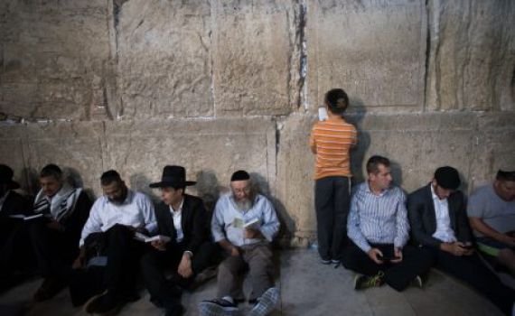 צפו: הלכות ט' באב שחל במוצאי שבת