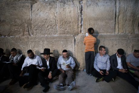 צפו: הלכות ט' באב שחל במוצאי שבת