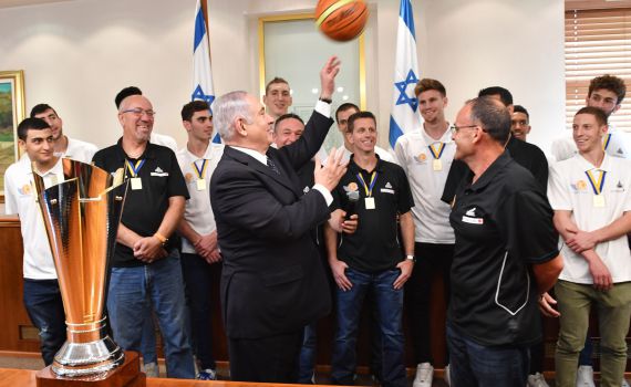 לאחר הזכייה: נבחרת העתודה הגיעה לבית רה"מ