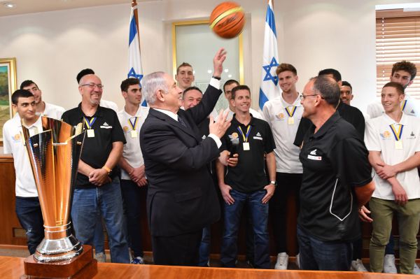 לאחר הזכייה: נבחרת העתודה הגיעה לבית רה"מ