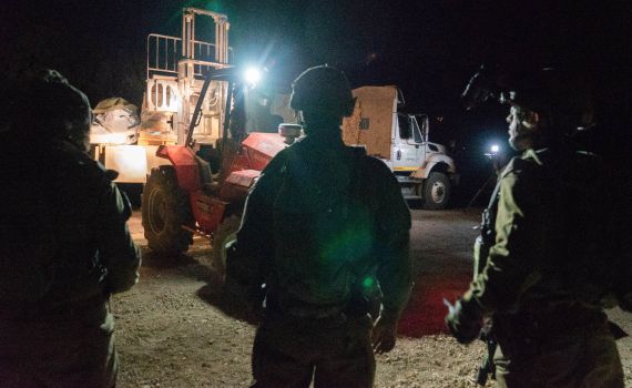 צה"ל העביר עוד 72 טון מזון לפליטים הסורים. צפו