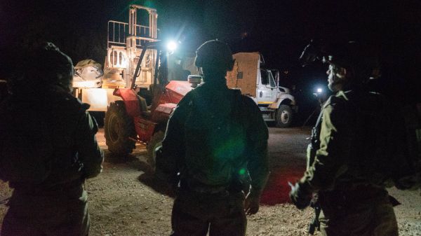 צה"ל העביר עוד 72 טון מזון לפליטים הסורים. צפו