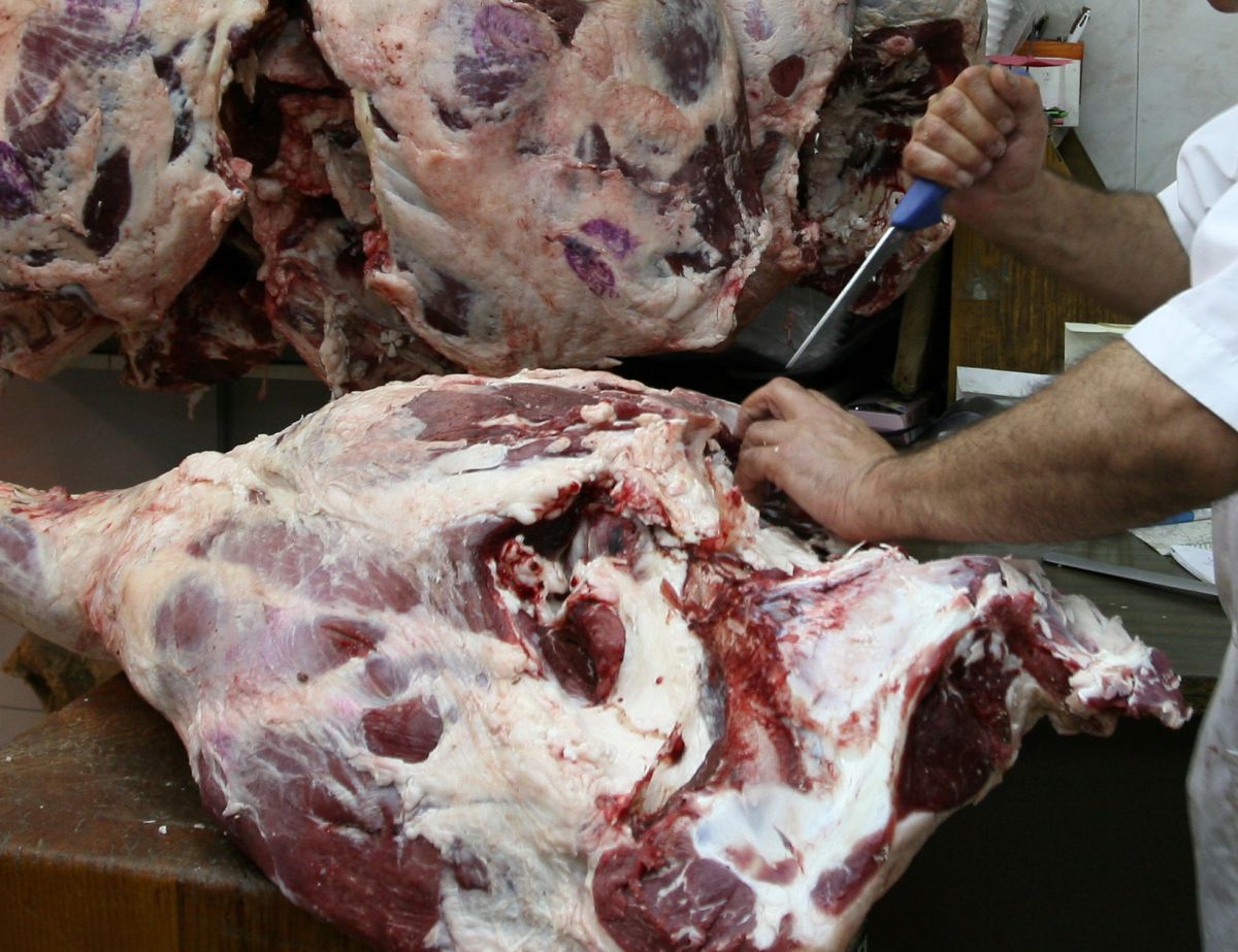 תאונה במשחטה: פועל מעד על סכין קצבים ונהרג