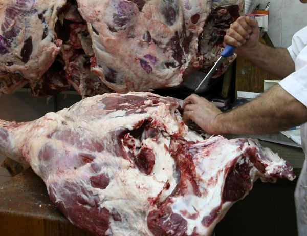 תאונה במשחטה: פועל מעד על סכין קצבים ונהרג