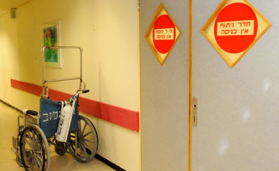 שתי נשים שברו מחשב על ראשה של רופאה באיכילוב