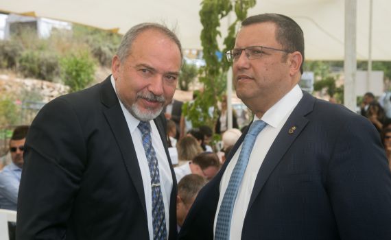 מכה למשה ליאון – אביגדור ליברמן לא יתמוך בו