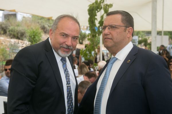 מכה למשה ליאון – אביגדור ליברמן לא יתמוך בו