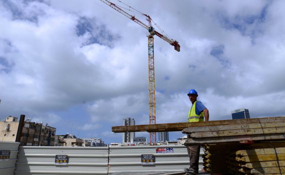 קרש מאתר בנייה נפל על רוכב אופניים שנפצע קשה