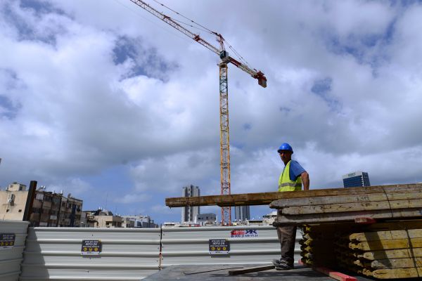 קרש מאתר בנייה נפל על רוכב אופניים שנפצע קשה