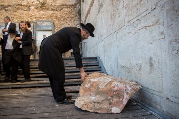 שו"ת: מה דין האבן שנפלה מן הכותל?