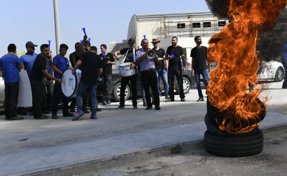 עימותים בחברת Yes: מחאות וצמיגים בוערים