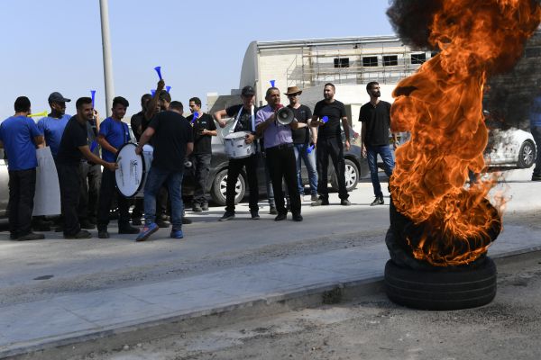 עימותים בחברת Yes: מחאות וצמיגים בוערים