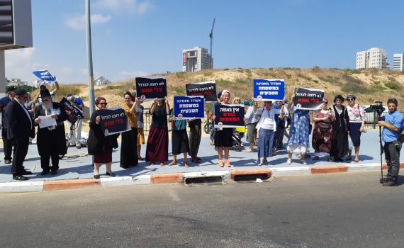 מול מצעד הלהט"ב באשדוד: משפחה זו אבא, אמא וילדים