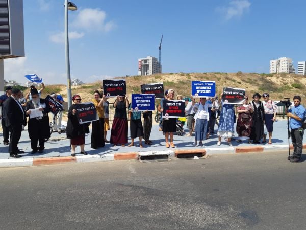 מול מצעד הלהט"ב באשדוד: משפחה זו אבא, אמא וילדים