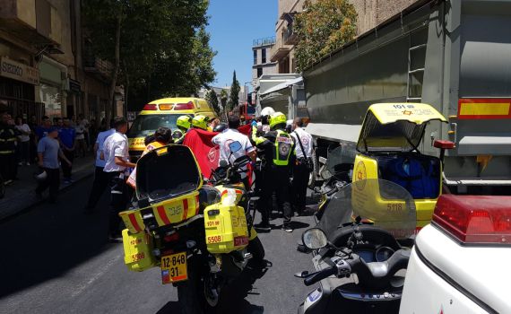 ירושלים: הולך רגל כבן 50 נהרג מפגיעת משאית