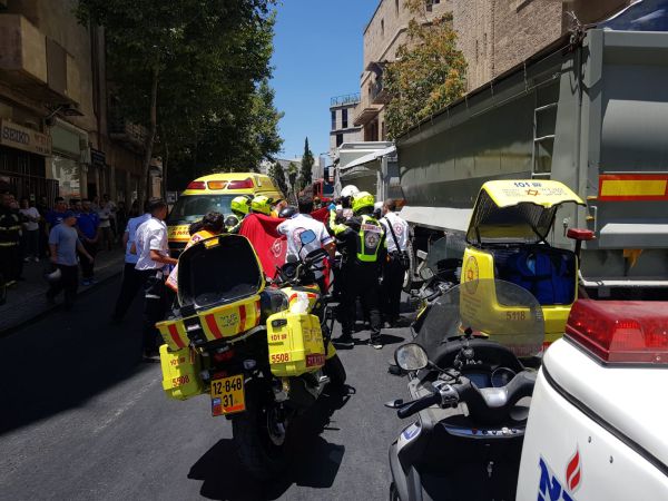 ירושלים: הולך רגל כבן 50 נהרג מפגיעת משאית