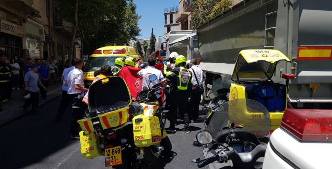 ירושלים: הולך רגל כבן 50 נהרג מפגיעת משאית