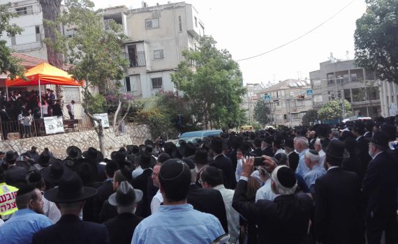 צפו: אלפים בהלווית הרב שריה דבליצקי זצ"ל