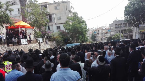 צפו: אלפים בהלווית הרב שריה דבליצקי זצ"ל
