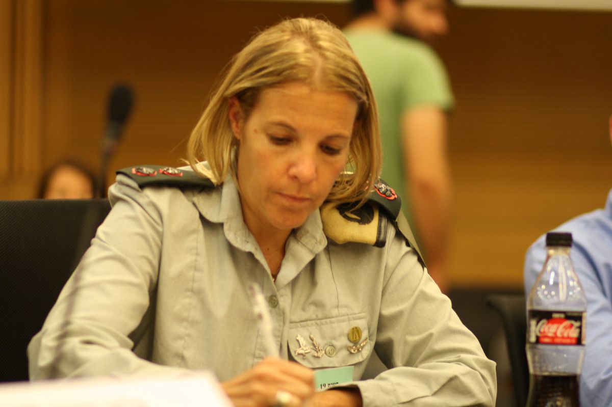 סא"ל במדים משתתפת בכנס נגד הדתה בכנסת