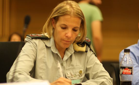 סא"ל במדים משתתפת בכנס נגד הדתה בכנסת