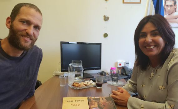 צפו: כדורסלן העבר נפגש עם מירי רגב