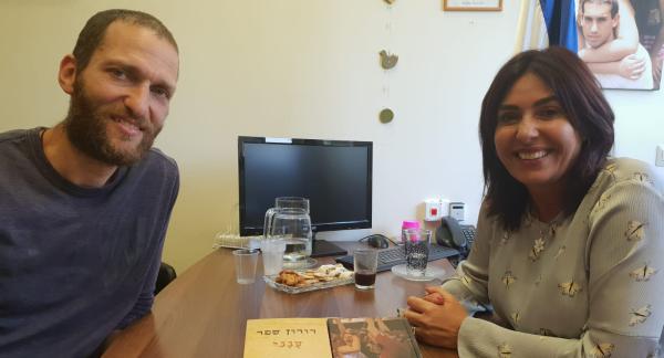 צפו: כדורסלן העבר נפגש עם מירי רגב