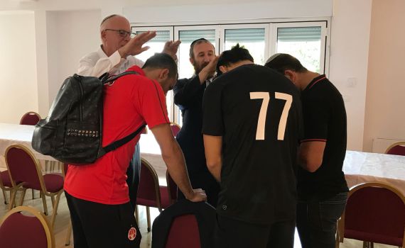 ברכת כהן לשחקני הפועל באר שבע לפני המשחק