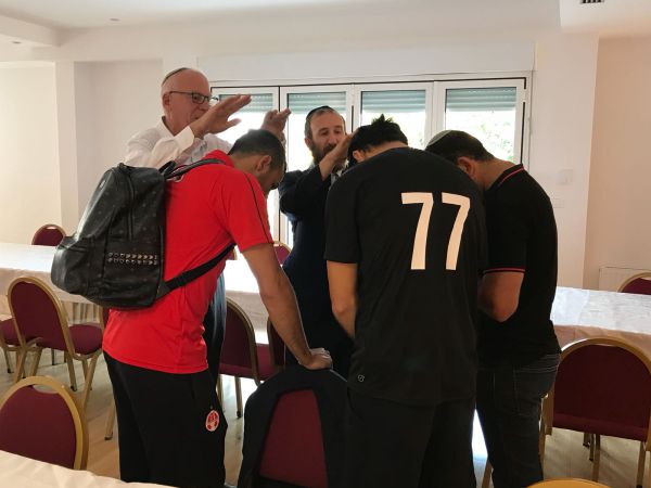 ברכת כהן לשחקני הפועל באר שבע לפני המשחק