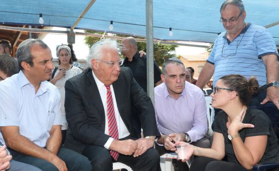 שגריר ארה"ב ניחם את משפחתו של הנרצח באדם