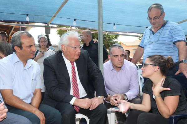 שגריר ארה"ב ניחם את משפחתו של הנרצח באדם