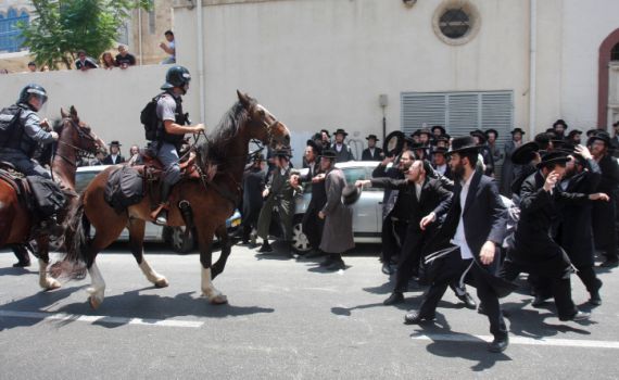קצין במשטרה הורשע בתקיפת חרדים
