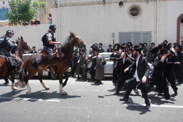 קצין במשטרה הורשע בתקיפת חרדים