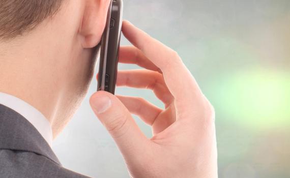 מחקר חדש בחן: האם הטלפון שלנו מאזין לנו?