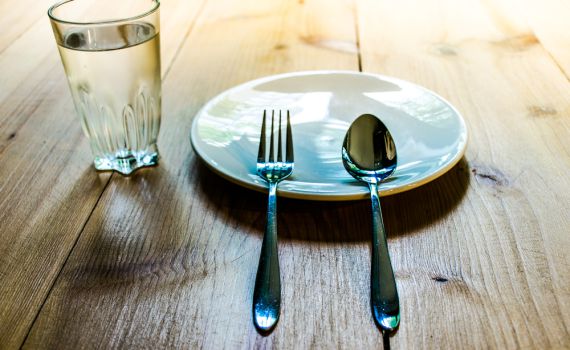 בכוס תה או מים? כך תפתחו נכון את הצום