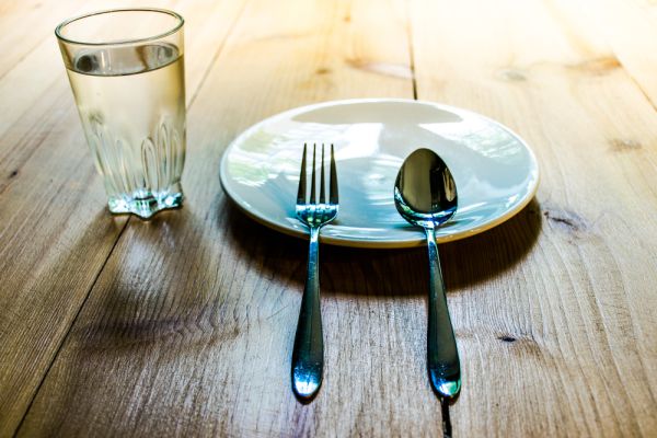 בכוס תה או מים? כך תפתחו נכון את הצום