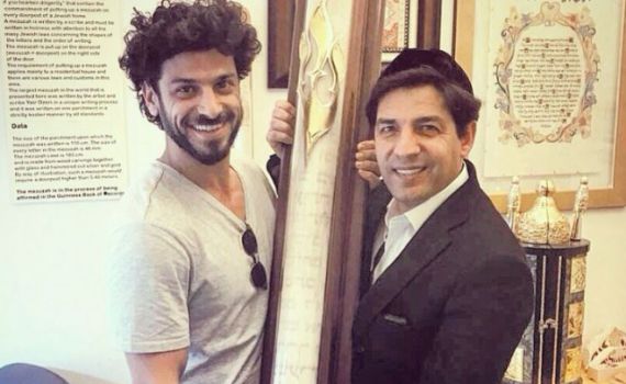 צפו: 'רב הסלבס' מגלה למה הוא מקרב מפורסמים לדת