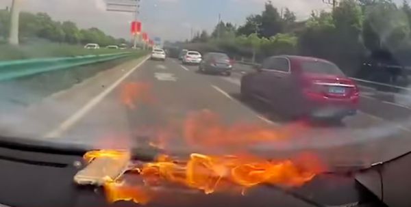 צפו: מכשיר האייפון התפוצץ בנסיעה, הנהגת נפצעה