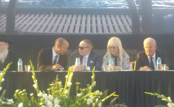 ליד שלדון אדלסון, בנט תוקף את מדיניות הממשלה