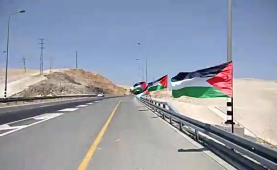 ביזיון: עשרות דגלי פלסטין נתלו בכביש 1