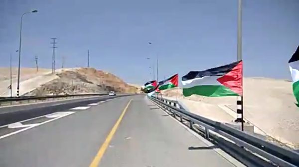 ביזיון: עשרות דגלי פלסטין נתלו בכביש 1