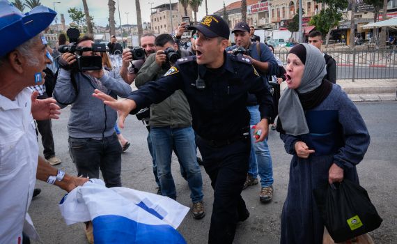 ביזיון: ערבים ניסו להוריד דגל ישראל מתחנת משטרה