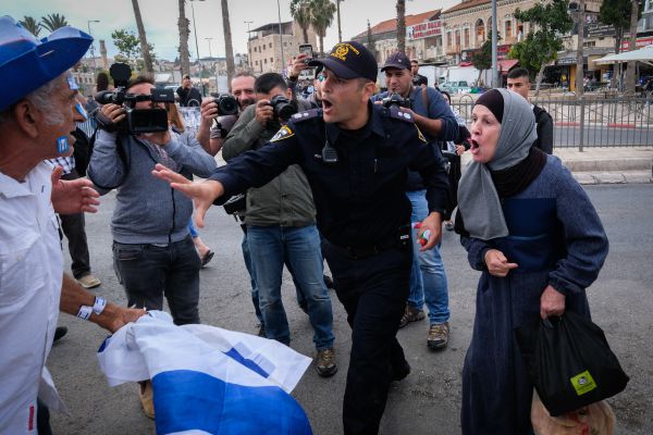 ביזיון: ערבים ניסו להוריד דגל ישראל מתחנת משטרה
