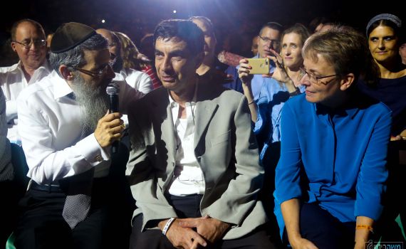 צפו: כשאברהם פריד פגש את "אבריימל" על הבמה