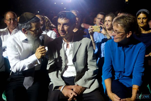 צפו: כשאברהם פריד פגש את "אבריימל" על הבמה