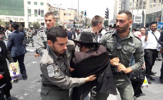 חרדים קיצונים חוסמים כבישים בירושלים; 37 נעצרו